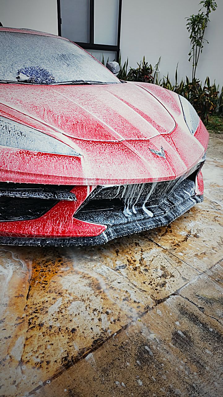Corvette rojo cubierto de espuma