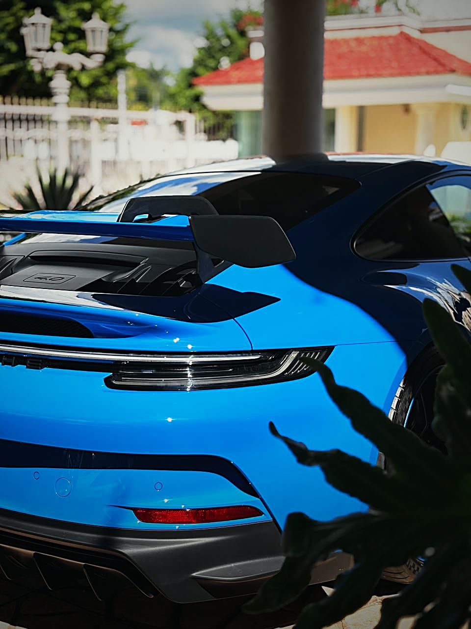 Alerón trasero de un Porsche 911 GT3 azul